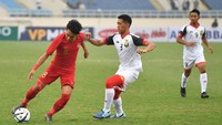 Pesepak bola tim nasional U-23 Indonesia Witan Sulaeman (8) berupaya melewati pesepak bola tim nasional U-23 Brunei Darussalam Syakir Bin Hj Basri (3).