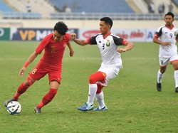 Pesepak bola tim nasional U-23 Indonesia Witan Sulaeman (8) berupaya melewati pesepak bola tim nasional U-23 Brunei Darussalam Syakir Bin Hj Basri (3).