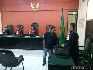 Ketua PAC PDIP Terdakwa Perusakan Baliho Divonis 4 Bulan Penjara Ketua PAC PDIP Terdakwa Perusakan Baliho Divonis 4 Bulan Penjara