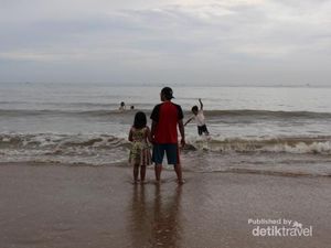 Pesona Pantai Manggar yang Didatangi Jokowi Kampanye