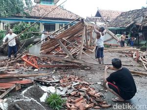 Puluhan Rumah di Karawang Rusak Disapu Hujan Angin