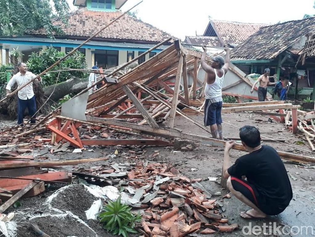 Puluhan Rumah di Karawang Rusak Disapu Hujan Angin Puluhan Rumah di Karawang Rusak Disapu Hujan Angin