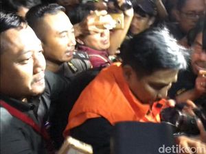 KPK Tahan Anggota DPR Bowo Sidik Tersangka Suap KPK Tahan Anggota DPR Bowo Sidik Tersangka Suap