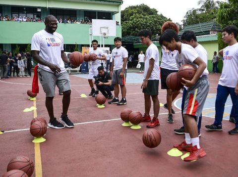 Mantan pebasket NBA Jason Richardson (kiri) memberikan pelatihan bola basket kepada siswa di SMA Negeri 82, Jakarta, Kamis (28/3/2019). Peraih dua gelar juara kontes slamdunk NBA itu memberikan pelatihan kepada siswa SMA Negeri 82 dalam rangka program Junior NBA. ANTARA FOTO/Hafidz Mubarak A/wsj.