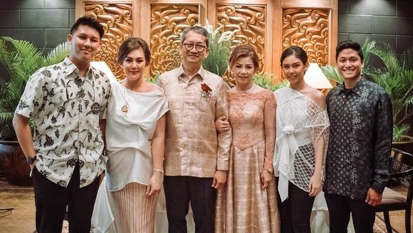 7 Potret Hangat dan Kompaknya Keluarga Besar Sissy Prescillia
