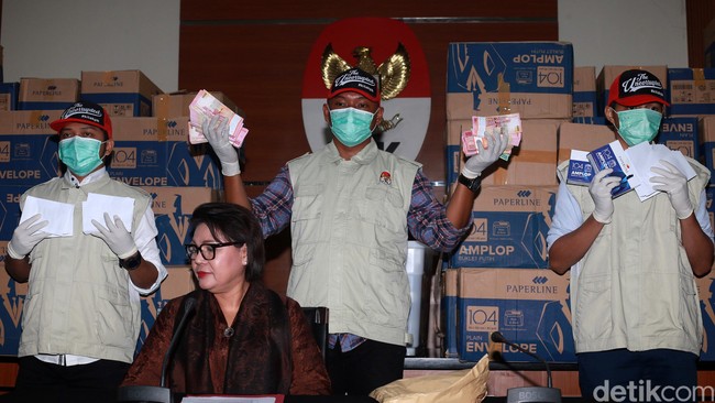 Ini Gunungan Amplop Serangan Fajar Hasil OTT KPK