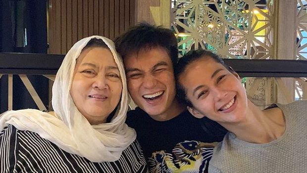 Baim Wong bersama istri dan mendiang ibunya