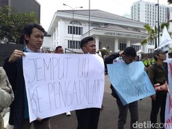 Kasus Bansos, Mahasiswa Desak Kejati Jabar Jemput Paksa Wagub Uu
