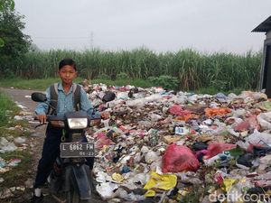Jorok, Sampah Bau Busuk di TPS Sidoarjo Dibiarkan Meluber Penuhi Jalan