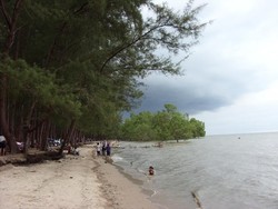 Potret Pantai Lamaru yang Sejuk di Balikpapan