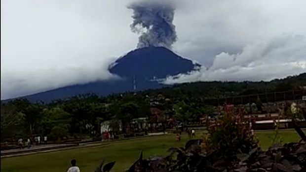 Habis Gunung Sinabung, Giliran Gunung Agung Erupsi Siang Ini