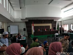 Sidang Korban Penganiayaan Habib Bahar Tertutup, Pengunjung Protes Sidang Korban Penganiayaan Habib Bahar Tertutup, Pengunjung Protes
