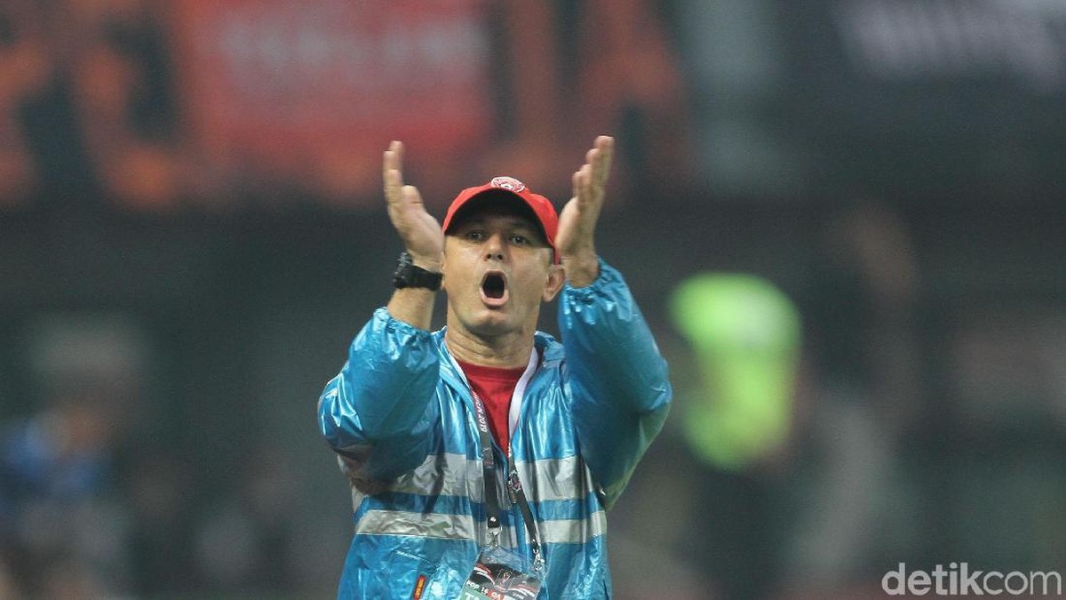 Pelatih Kalteng Putra, Gomes de Olivera, mengingatkan jangan sampai rusuh di laga dengan PSM Makassar. (Foto: Rifkianto Nugroho/detikSport)