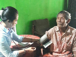 Heboh Foto Ayu Poliandri Ukur Tensi, Kenali Caranya Agar Bisa Ukur Sendiri