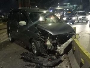 Mobil Tabrak Separator Busway di Prumpung Jaktim