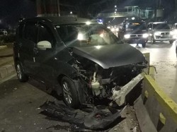 Mobil Tabrak Separator Busway di Prumpung Jaktim
