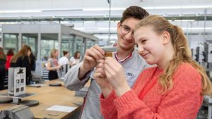 Ketika Siswi Belajar Membuat Mobil