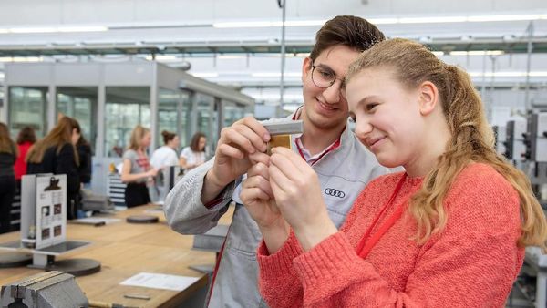 Ketika Siswi Belajar Membuat Mobil