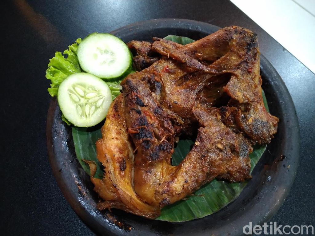 Taliwang Lima Rasa : Huahh! Sengatan Pedas Ayam Bakar Taliwang dan Plecing Kangkung Taliwang Lima Rasa : Huahh! Sengatan Pedas Ayam Bakar Taliwang dan Plecing Kangkung