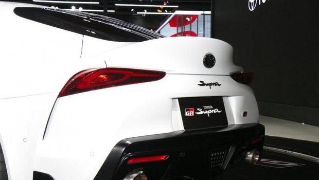 Bagian belakang mobil yang keren habis!