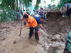 Longsor Tutup Akses Dua Desa di Bandung Barat