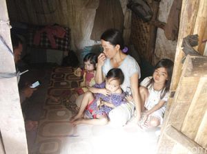 Melihat Kehidupan 9 Orang Penghuni Gubuk Bekas Kandang Kambing