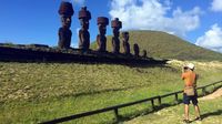 Turis memotret Moai.