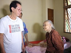 Bos Sido Muncul Berbagi Kasih dengan Lansia Panti Jompo