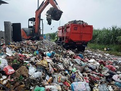 Dinas Lingkungan Hidup Sidoarjo Angkut Sampah yang Meluber ke Jalan