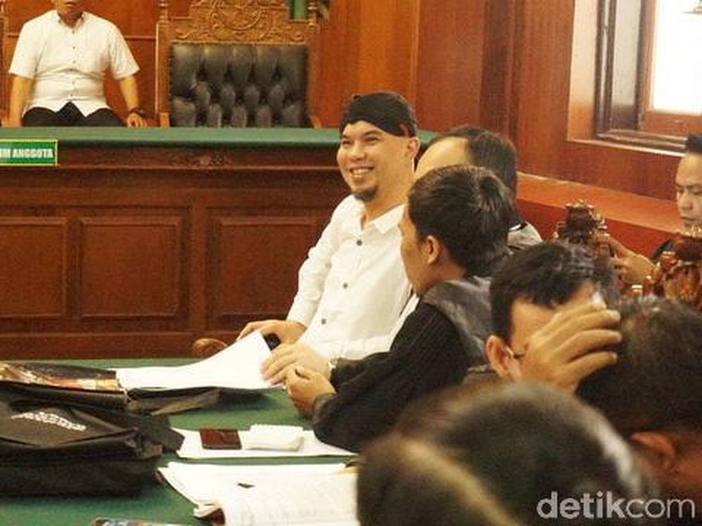 Asam Urat Membaik, Ahmad Dhani Hadiri Sidang Lanjutan Asam Urat Membaik, Ahmad Dhani Hadiri Sidang Lanjutan