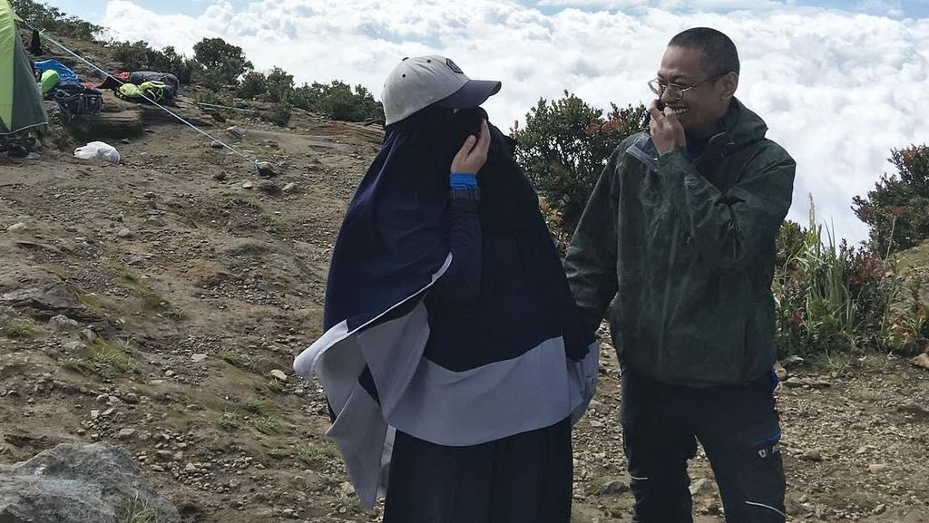 Potret Hijabers yang Suka Naik Gunung Pakai Cadar, Tak Repot Pakai Gamis Potret Hijabers yang Suka Naik Gunung Pakai Cadar, Tak Repot Pakai Gamis