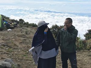 Potret Hijabers yang Suka Naik Gunung Pakai Cadar, Tak Repot Pakai Gamis Potret Hijabers yang Suka Naik Gunung Pakai Cadar, Tak Repot Pakai Gamis