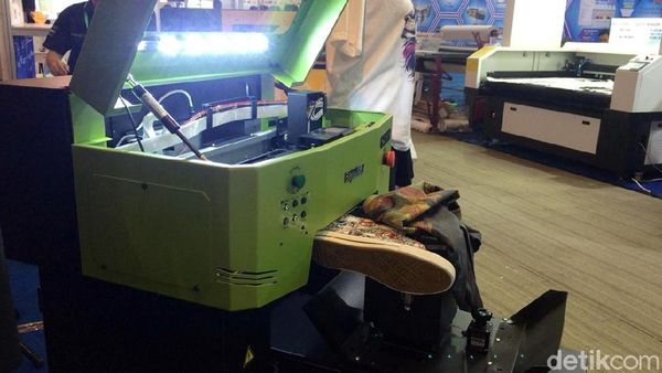5 Menit Print Gambar di Sepatu Pakai Mesin Ini