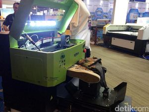 5 Menit Print Gambar di Sepatu Pakai Mesin Ini