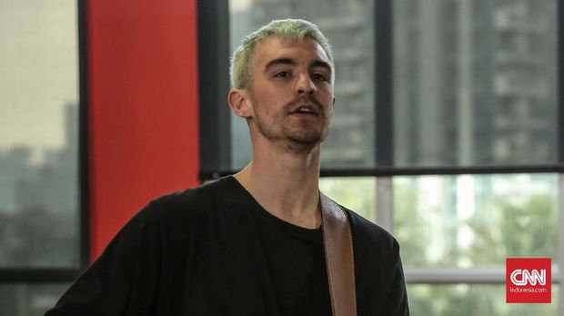 Kyle Patrick, vokalis The Click Five saat tampil impromptu di kantor redaksi CNNIndonesia.com.