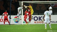 Kalteng Putra mencetak gol pada menit ke-56. Gol itu berawal dari tendangan pojok. Patrich Wanggai menyambut bolanya dengan tangan, lalu masuk ke gawang. Namun wasit yang memimpin pertandingan, Thoriq Alkatiri, mengesahkan gol itu.