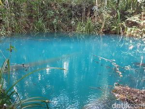 Telaga Biru Misterius di Maluku Utara Telaga Biru Misterius di Maluku Utara