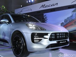 SUV Mewah Porsche Macan Dibawa Banjir-banjiran, Oke!
