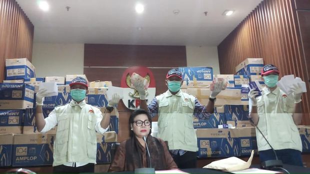 Barang bukti berupa amplop berisi uang yang digunakan untuk serangan fajar dalam kasus suap caleg Partai Golkar Bowo Sidik Pangarso.