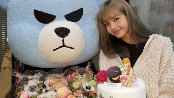 Ekspresi Lucu Lisa BLACKPINK saat Diberi Kejutan di Hari Ulang Tahunnya