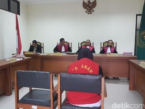 Ratu Kerajaan Ubur-ubur Divonis 5 Bulan Penjara Ratu Kerajaan Ubur-ubur Divonis 5 Bulan Penjara