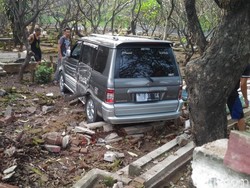 Bukan Mistis, Polisi Tegaskan Mobil Masuk Makam Murni Kecelakaan