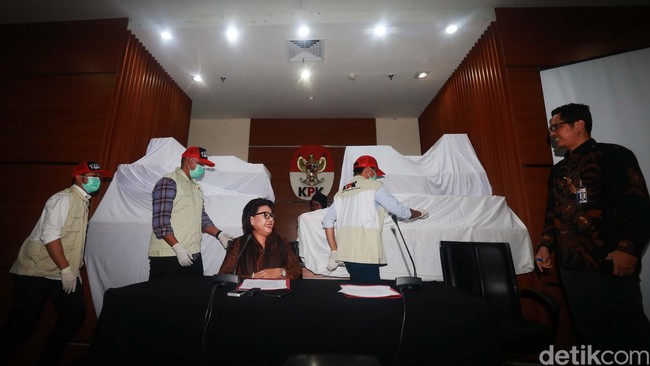 Ini Gunungan Amplop Serangan Fajar Hasil OTT KPK Ini Gunungan Amplop Serangan Fajar Hasil OTT KPK