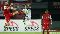 Kedua tim saling beradu serangan. Namun hingga babak pertama berakhir skor masih 0-0.