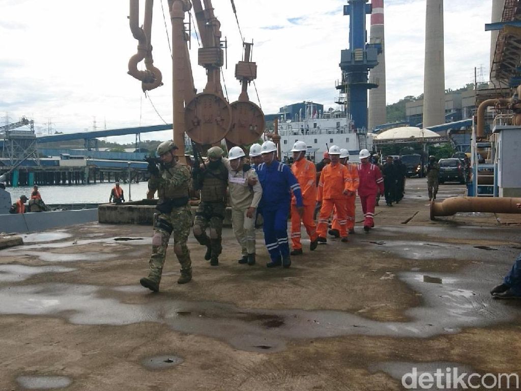 Koarmada I TNI AL Gelar Simulasi Bebaskan Sandera di PLTU Suralaya Koarmada I TNI AL Gelar Simulasi Bebaskan Sandera di PLTU Suralaya