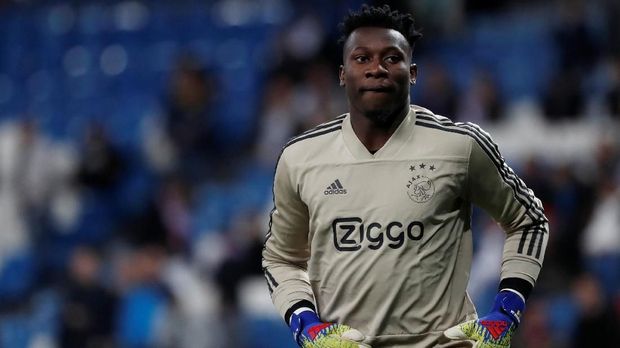 Kiper Ajax Amsterdam Andre Onana masuk dalam radar Manchester United. (