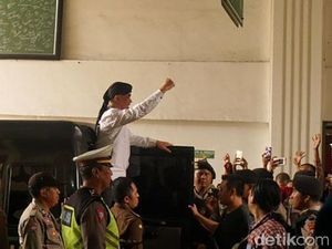 Kepalan Tangan dan Salam Dua Jari Dhani di Sidang Idiot