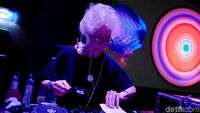 Nenek 80 Tahun Ini DJ Tertua di Polandia Lho