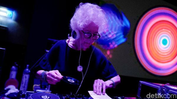Nenek 80 Tahun Ini DJ Tertua di Polandia Lho