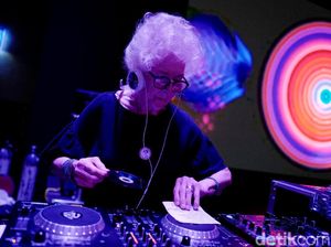 Nih DJ Wika, Nenek Keren Gebrak Lantai Dansa di Usia 85 Tahun Nih DJ Wika, Nenek Keren Gebrak Lantai Dansa di Usia 85 Tahun